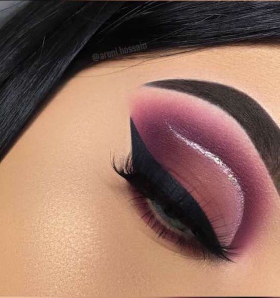 25+ Valentine's Day Makeup Looks - a pretty idea for Valentines makeup or date night. By @aroni.hossain on IG